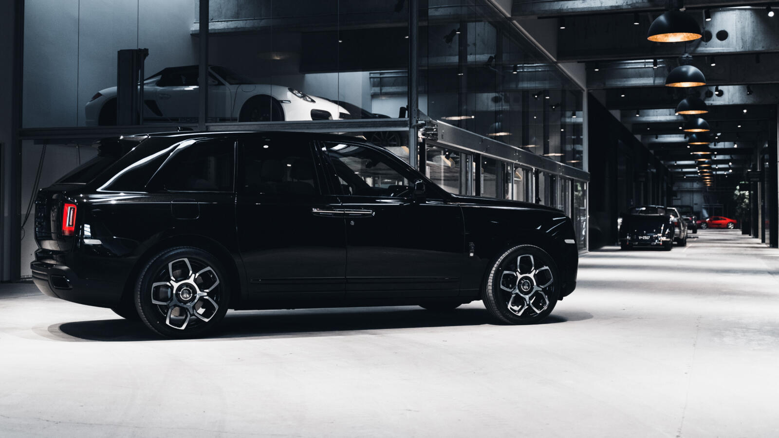 Rolls-Royce Cullinan Black Badge fra siden